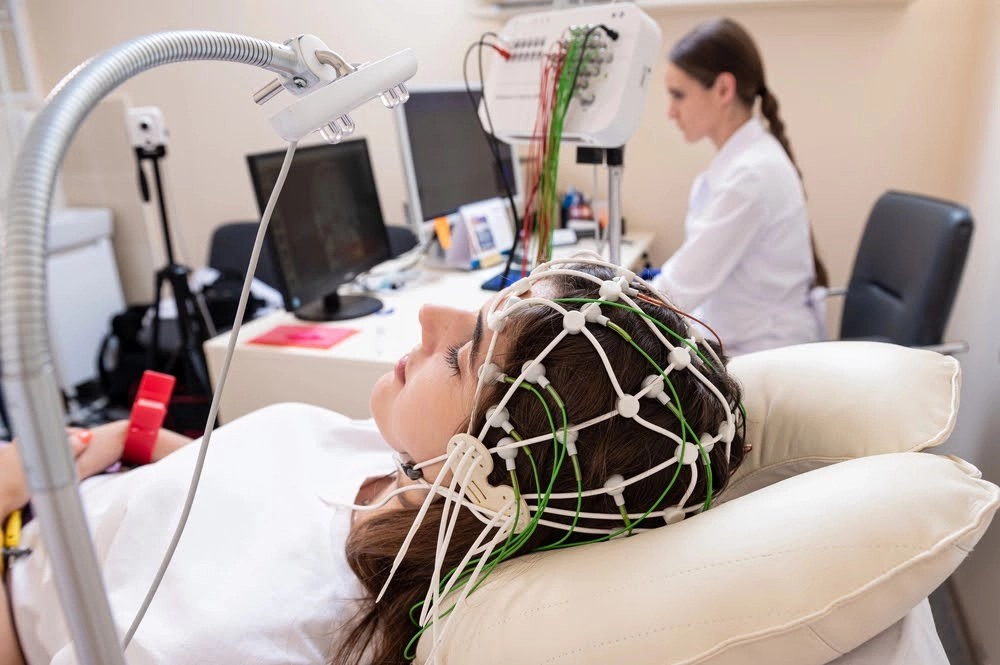 QEEG brainwave mapping session with EEG sensors